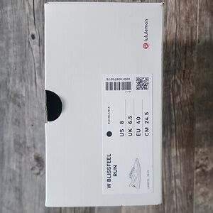 Lululemon womens blissful run shoe size 8